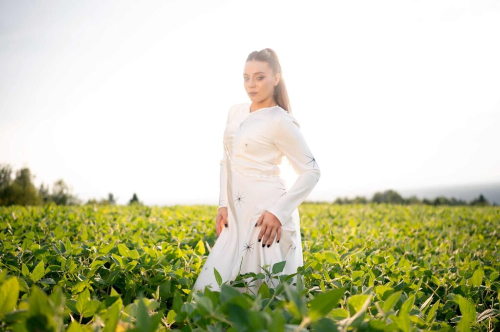 Бігала босою сосновим лісом, усіяним гілками: Соня Ориняк розповіла деталі зйомок нової музичної роботи «Знову одна» Бігала босою сосновим лісом, усіяним гілками: Соня Ориняк розповіла деталі зйомок нової музичної роботи «Знову одна»