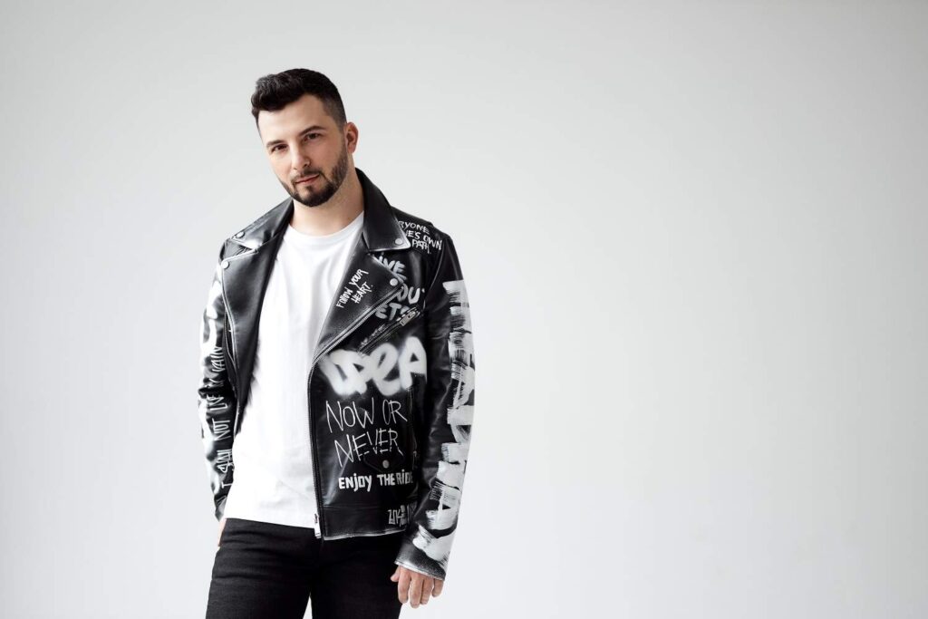 Відомий український хореограф, вокаліст та шоумен Сергій Костецький презентує новий трек "Чому?" про кохання, яке змінило життя