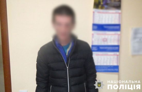 У Києві чоловік вдарив співмешканку ножем у груди, а сім років тому тяжко травмував її вітчима: фото