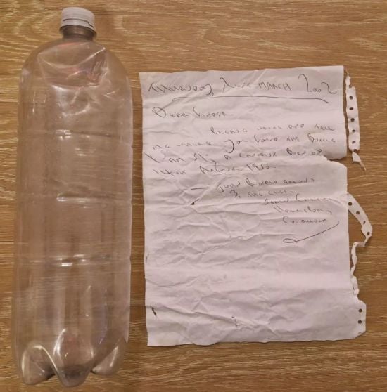 Таємниця "людини в каное": через 22 роки на пляж викинуло пляшку з посланням шахрая – фото