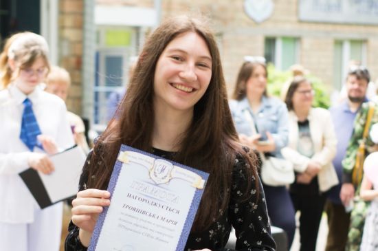 У київському ліцеї щемливо розповіли про вбиту під час атаки “Шахедів” 14-річну Марійку (фото)