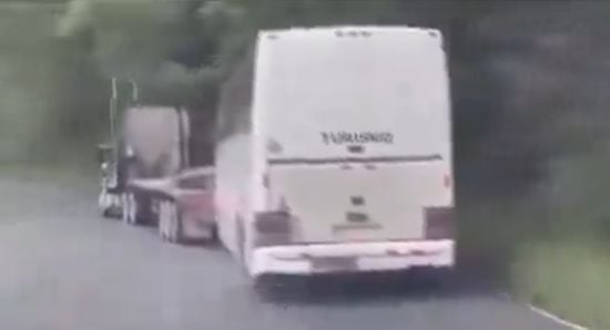 Герой-далекобійник врятував пасажирів автобуса, у якого відмовили гальма: що він вигадав (фото)