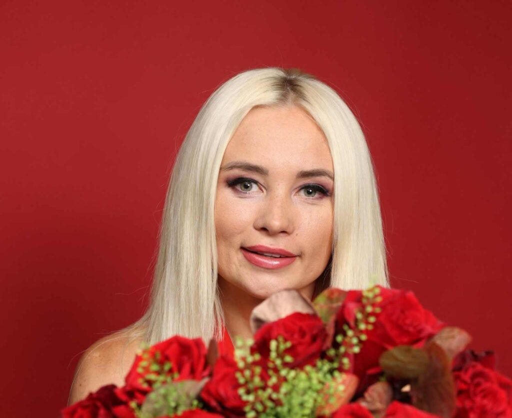 Співоча королева краси Angela подарувала фанатці 101 розу на честь виходу нового хіта