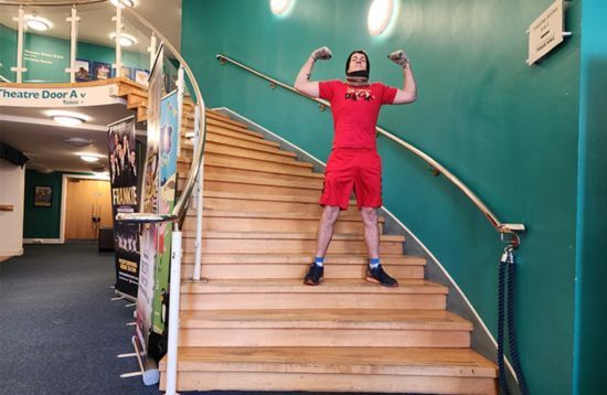 Чоловік підкорив вершину Евересту, не виходячи з власного будинку: як йому це вдалося (відео)