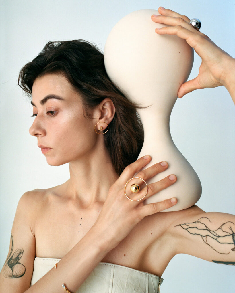 Єднання творчих світів: майстри-керамісти знялися у кампейні Guzema Fine Jewelry Єднання творчих світів: майстри-керамісти знялися у кампейні Guzema Fine Jewelry