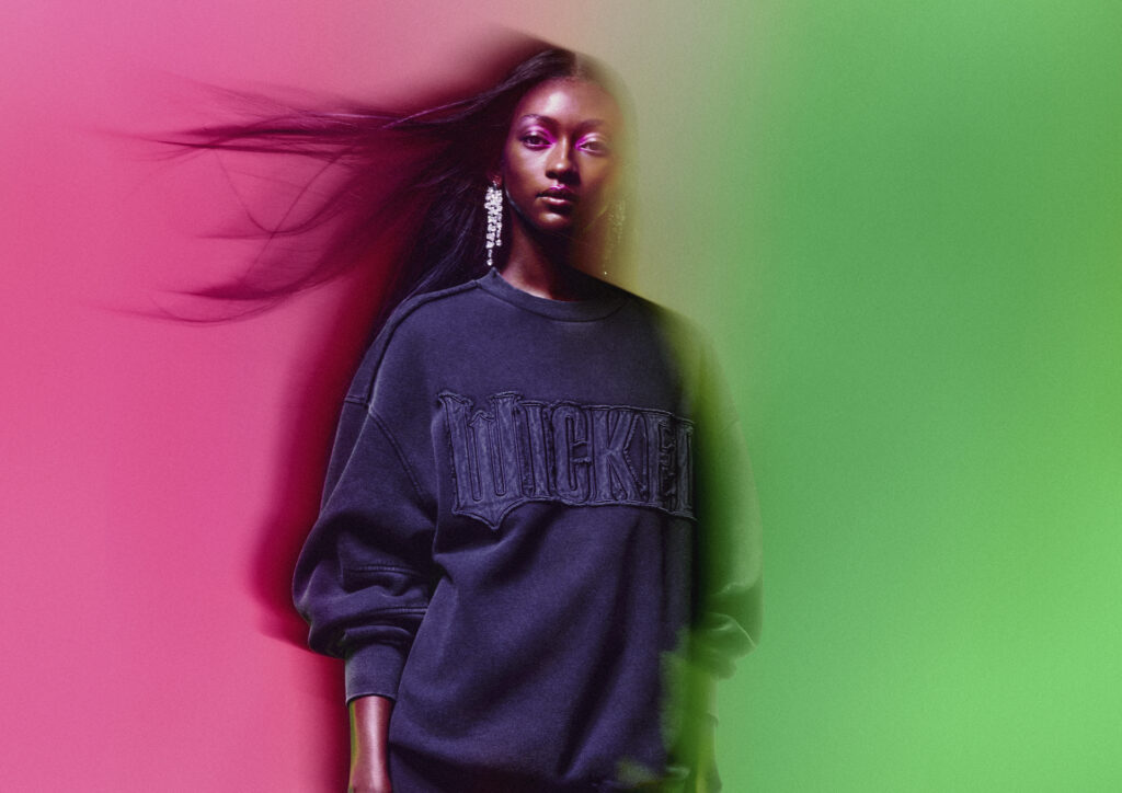 H&M створили мерч до нового фільму Аріани Гранде