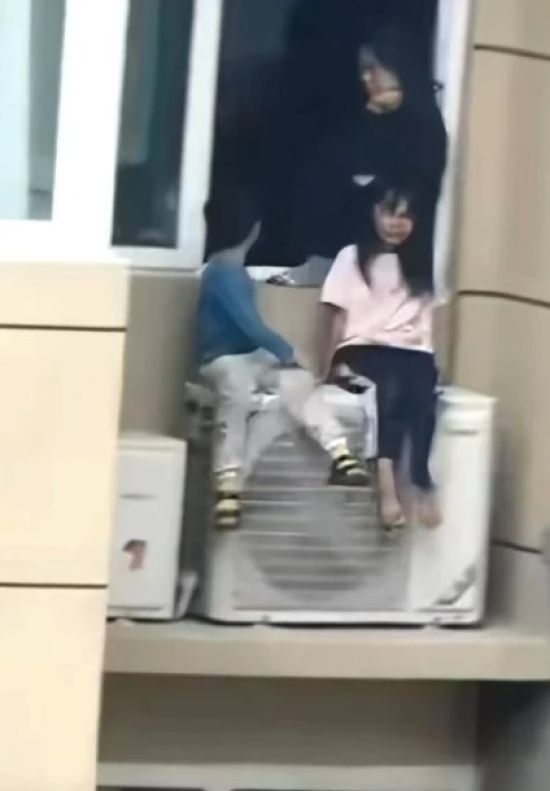 Мама посадила дітей на 23-му поверсі на зовнішній блок кондиціонера, щоб розізлити чоловіка – фото