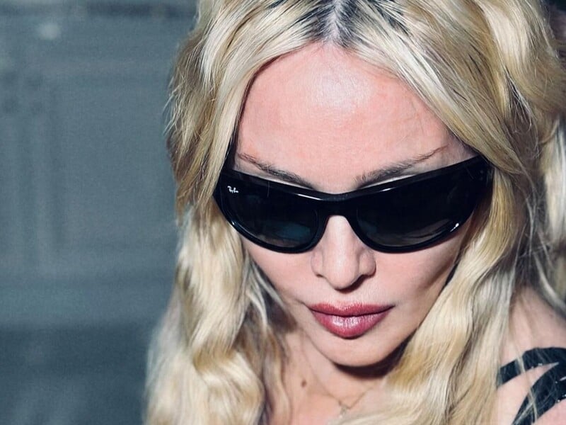 66-річна Мадонна топлес знялася за столом під час вживання їжі