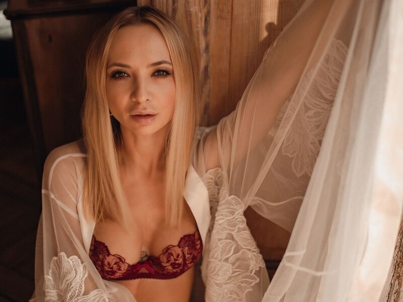 Сопонару показала, як їй роблять ін'єкції під очі