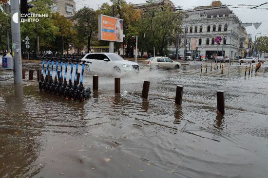 Сильна злива затопила Дніпро: дороги стали "річками" (відео)
