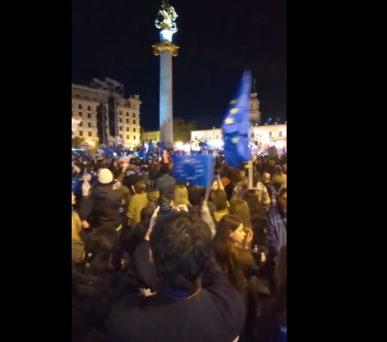 Прапори ЄС і України: у Тбілісі почав збиратись проєвропейський марш