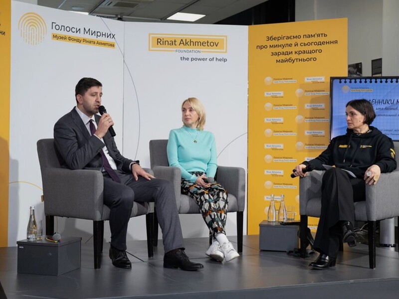 "Пам'ятати – це відповідальність кожного українця". У Києві презентували "Щоденники мирних" "Пам'ятати – це відповідальність кожного українця". У Києві презентували "Щоденники мирних"
