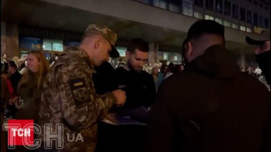 ТЦК у Києві влаштувало облаву на відвідувачів концерту “Океану Ельзи”: відео