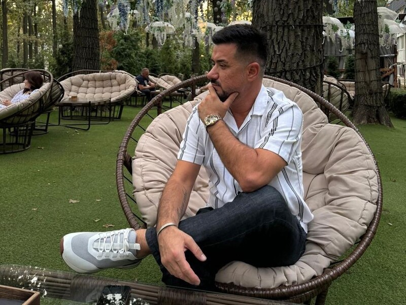 Обнялися й узялися за руки. Налчаджиоглу знявся в ролику з дівчиною, яка працює в його фірмі Обнялися й узялися за руки. Налчаджиоглу знявся в ролику з дівчиною, яка працює в його фірмі