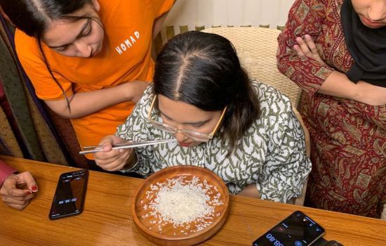 Фанатка корейської культури встановила рекорд, з'ївши паличками найбільше рисових зерняток