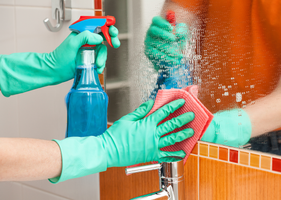 Змішайте всього лише три інгредієнти: надовго забудете про відбитки пальців на дзеркалі