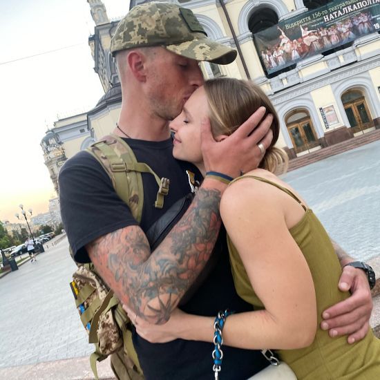 Відома співачка вперше за тривалий час висловилася про чоловіка-воїна: "Він у психіатричній лікарні"