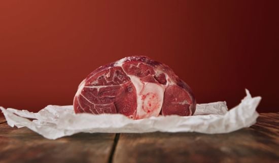 Названо три причини, чому не можна мити сире м'ясо перед приготуванням