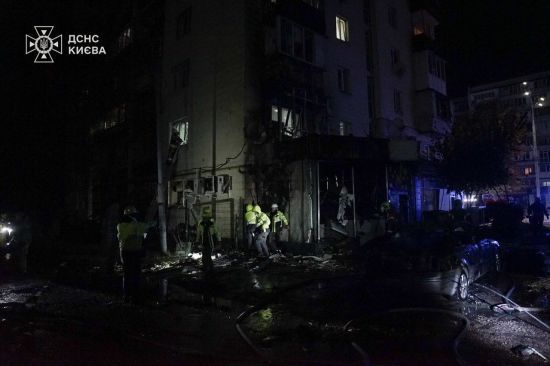 Росіяни атакували Київ дронами: у столиці попадали уламки, є потерпілі (фото)