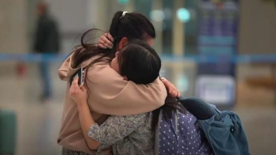 Рідні сестри, яких розлучили, вперше зустрілися через 39 років: як склалися їхні долі (відео)