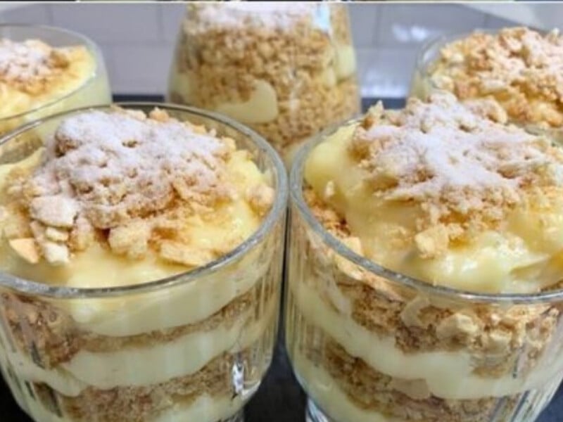 "Коли ліньки – готую "Наполеон" у склянці. З'їдають за дві хвилини!" Швидкий десерт без випікання