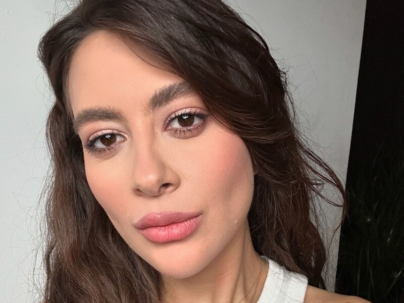 "Для мене немає більш безпечного місця, ніж із ним". Есхакзай знялася в обіймах бойфренда-військовослужбовця