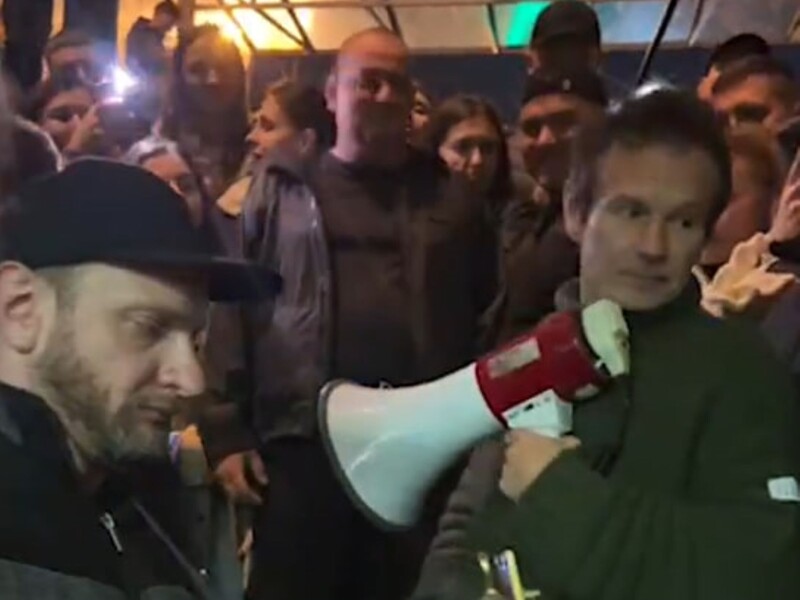 Концерт "Океану Ельзи" в Києві перервала повітряна тривога. Вакарчук продовжив співати в метро. Відео