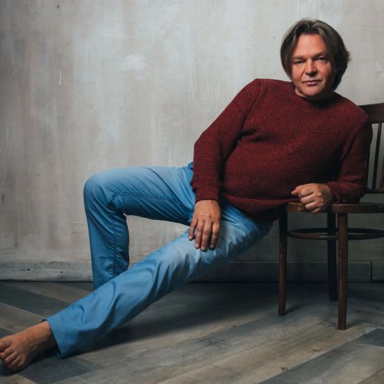 Відомий актор розповів про брата, який в РФ обіймає керівну посаду: "Має танцювати під дудку влади"