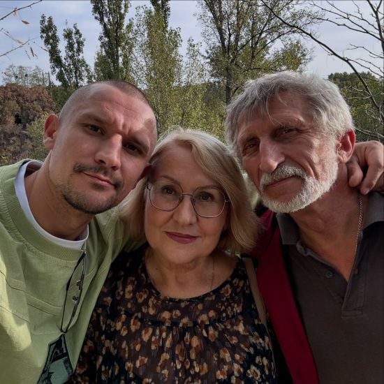 Тарас Цимбалюк приїхав до батьків до рідного Корсуня та показав, як час з ними проводить