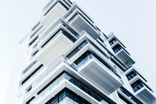 Голий чоловік стрибав по балконах багатоповерхівки: поліцію здивувало, ким виявився порушник