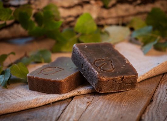 Навіщо експерти рекомендують митися дігтярним милом: про це мало хто знає