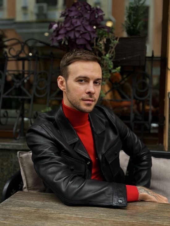 Макс Барських неочікувано став блондином і заспівав про болісний розрив з коханою людиною