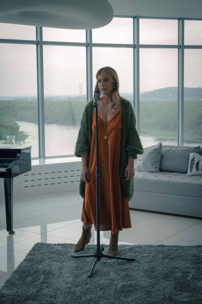 «В  Києві»: проникливий трек про повернення до дому від KARYN