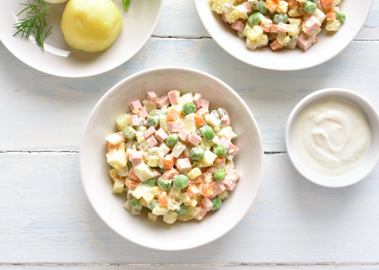 Щоб не зіпсувати смак легендарного салату: кулінари розповіли, які огірки краще додавати в "Олів'є"