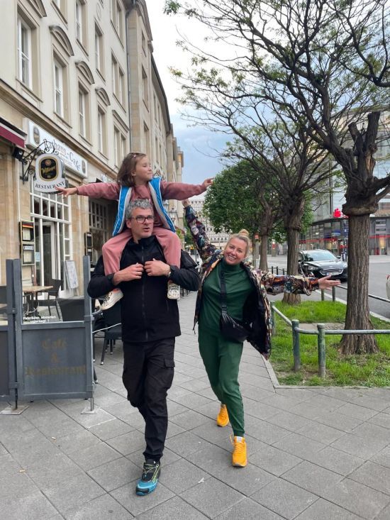 Тоня Матвієнко показала, як із Мірзояном та 8-річною донькою насолоджується відпочинком в Карпатах