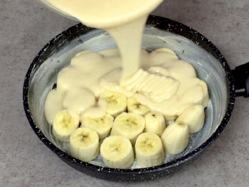 "Беру одне яйце і два банани – і ніхто не вірить, що цей пиріг я готую на сковороді". Швидкий рецепт