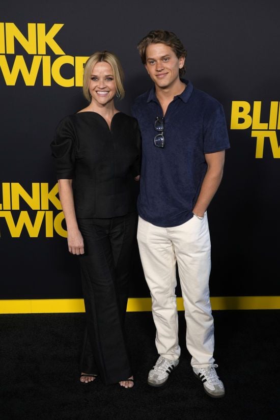 Різ Візерспун привітала сина-красеня з 21-річчям і показала, як він змінився з роками