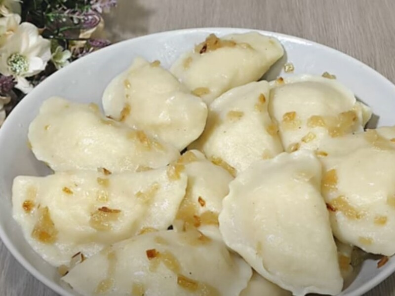 Замісіть тісто за цим рецептом – і начинка з вареників не вивалюватиметься Замісіть тісто за цим рецептом – і начинка з вареників не вивалюватиметься