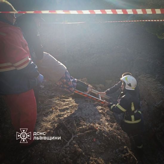 У Львові літня жінка впала у траншею глибиною понад два метри (фото)