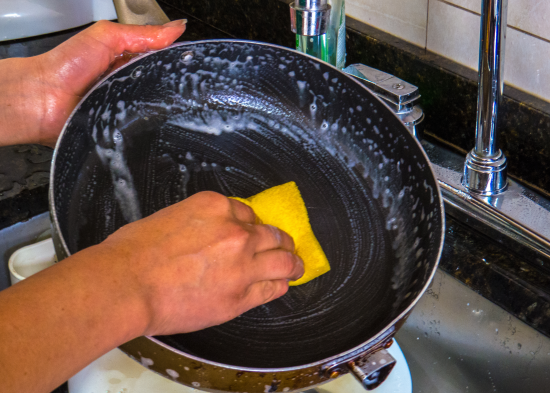 Реально очищає сковорідку від нагару: несподіваний домашній засіб з підручних інгредієнтів