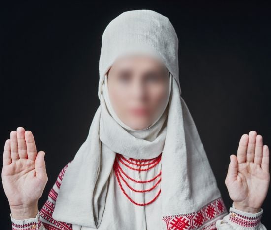 Назвала себе "Богородицею" і "зцілює" виключно за гроші: у соцмережах спалахнув гучний скандал