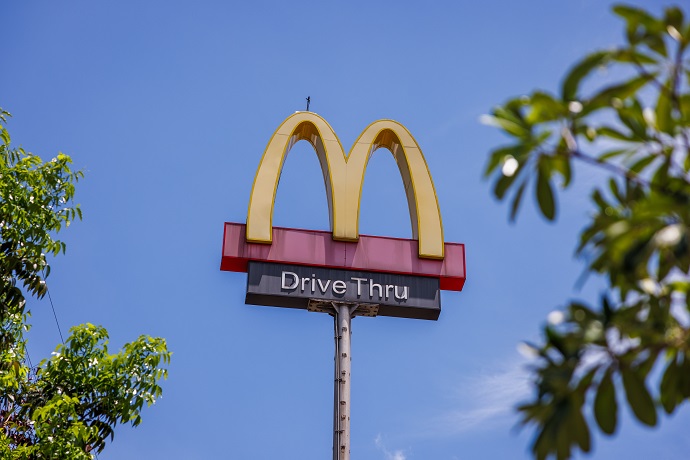 Акції McDonaldʼs впали після отруєнь бургерами у США Акції McDonaldʼs впали після отруєнь бургерами у США