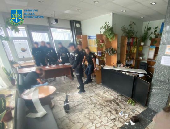 Не міг знайти собі дружину: у Києві чоловік розгромив приймальню громадян Міністерства соцполітики (фото, відео)