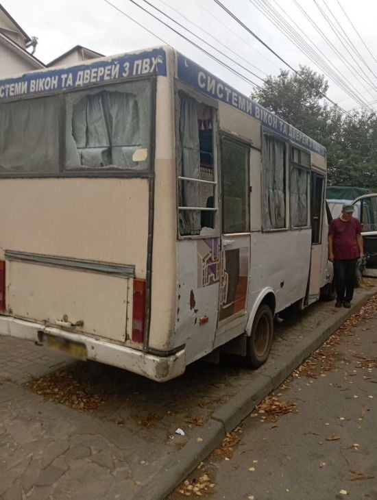 Росіяни скинули вибухівку на автобус з людьми на Сумщині: є поранені (фото)