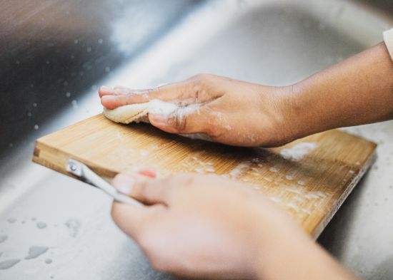 Як доглядати за дерев'яною дошкою: чому її не можна мити звичайним засобом і що використовувати