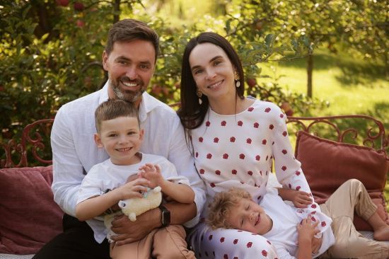 Дружина Мірошниченка зізналася, як вирішує конфлікти між чотирма дітьми в родині: "Буря емоцій"