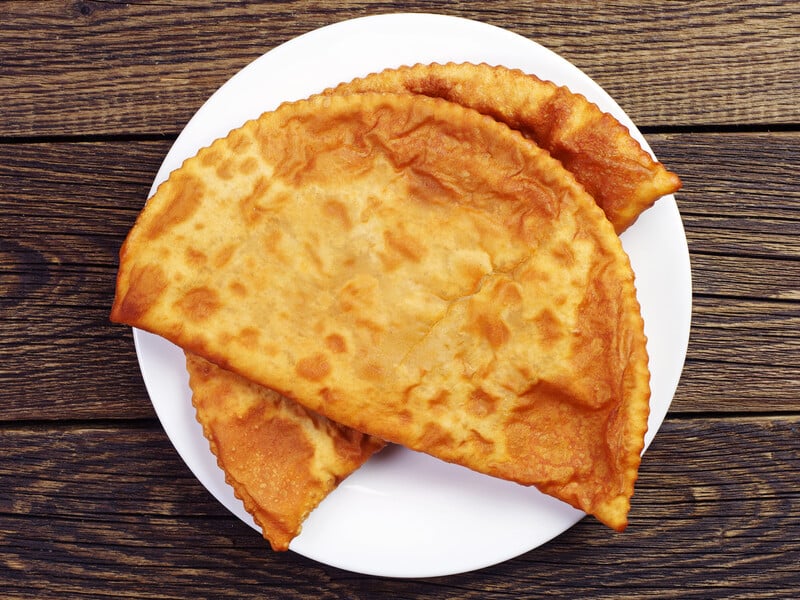 "Зовні хрусткі, а всередині соковиті". Найсмачніші чебуреки, які "хочеться їсти ще і ще". Рецепт