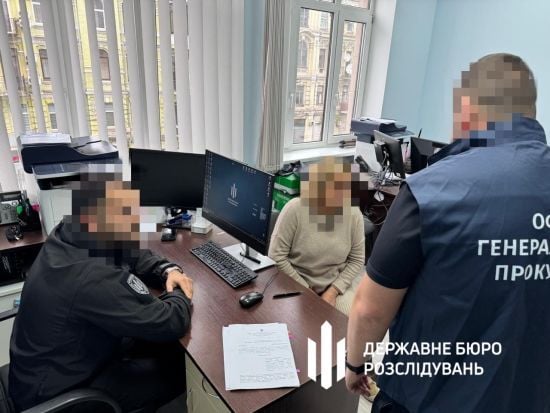 Намагалась викинути дві сумки з 500 тис. дол. через вікно: затримано голову Хмельницької МСЕК