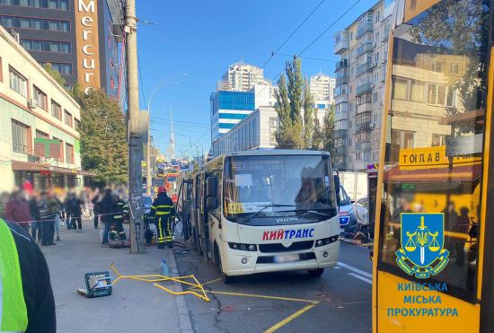 У Києві вантажівка влетіла у маршрутку, є постраждалі та загибла: деталі від прокуратури (фото, відео)