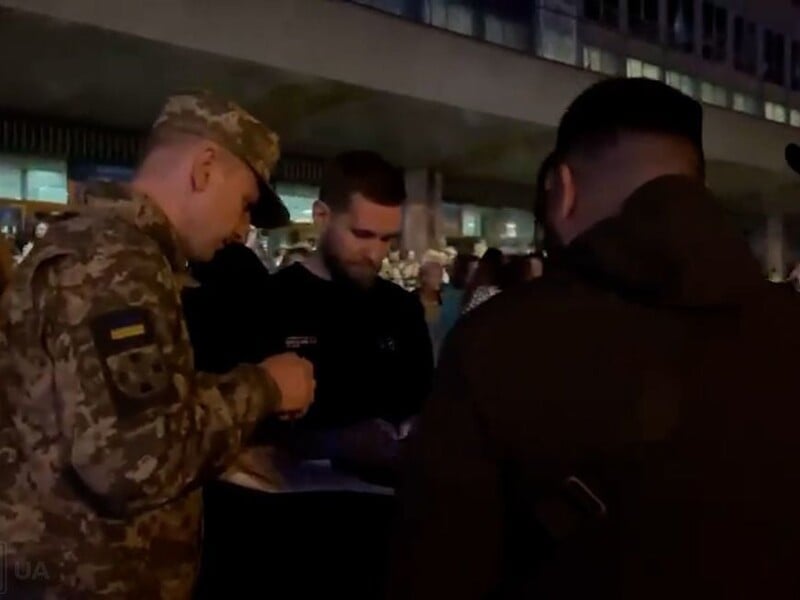 У Києві після концерту "Океану Ельзи" працівники ТЦК масово перевіряли чоловіків. Відео У Києві після концерту "Океану Ельзи" працівники ТЦК масово перевіряли чоловіків. Відео